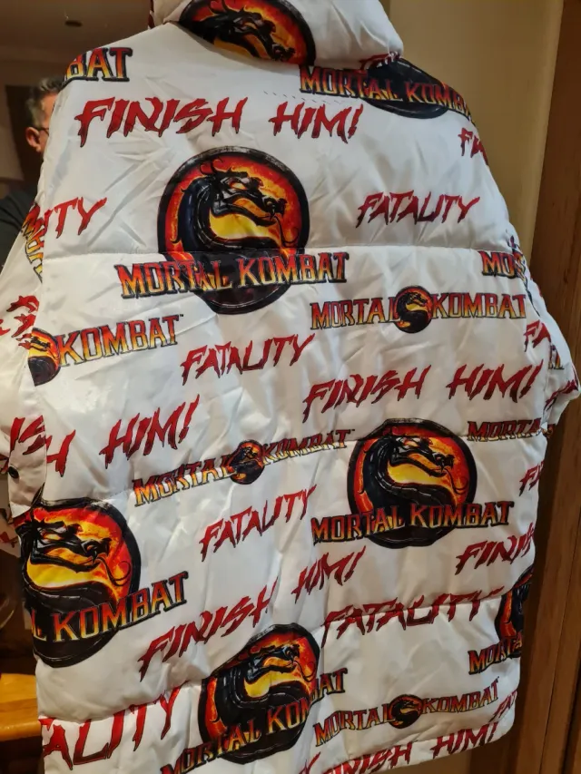 Plumífero Mortal Kombat Blanco y Rojo