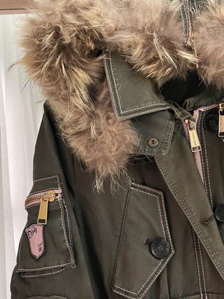 Parka Holy Preppy verde militar detalles rosa T.XS