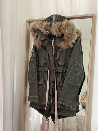 Parka Holy Preppy verde militar detalles rosa T.XS