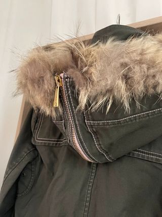 Parka Holy Preppy verde militar detalles rosa T.XS