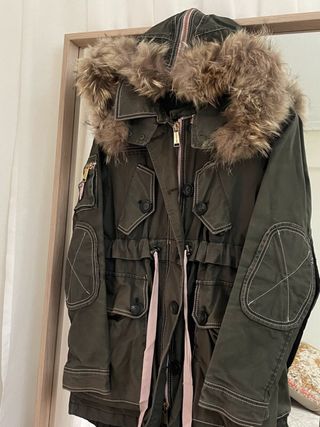 Parka Holy Preppy verde militar detalles rosa T.XS