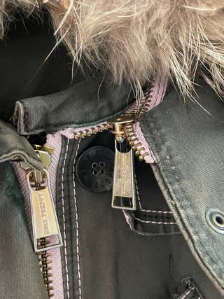 Parka Holy Preppy verde militar detalles rosa T.XS