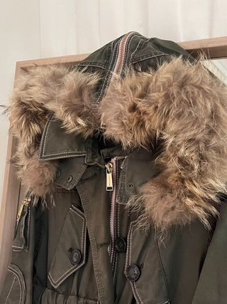 Parka Holy Preppy verde militar detalles rosa T.XS