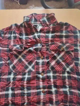 Blusa de cuadros roja y negra