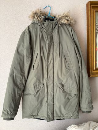 Parka verde con capucha y pelo