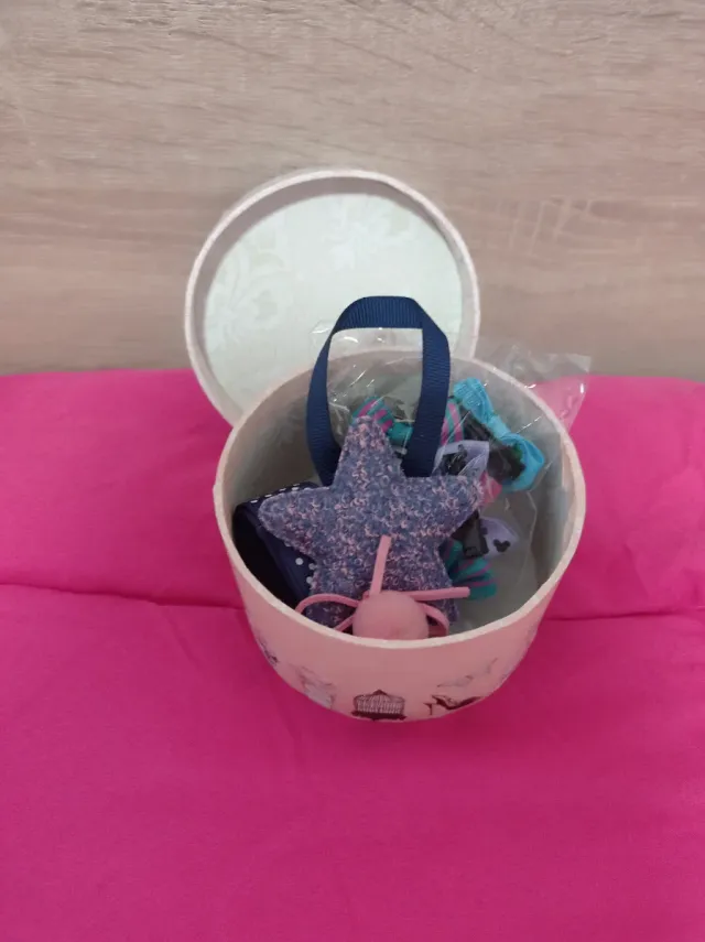 Cajita con cinta y ganchitos