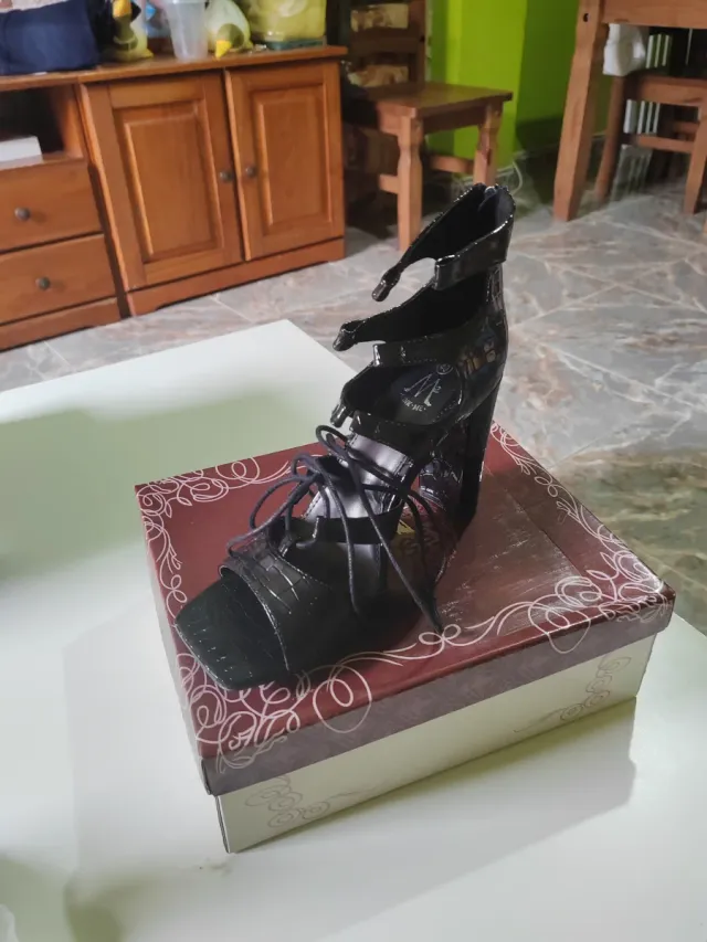 Zapatos de tacón dorados y multicolor