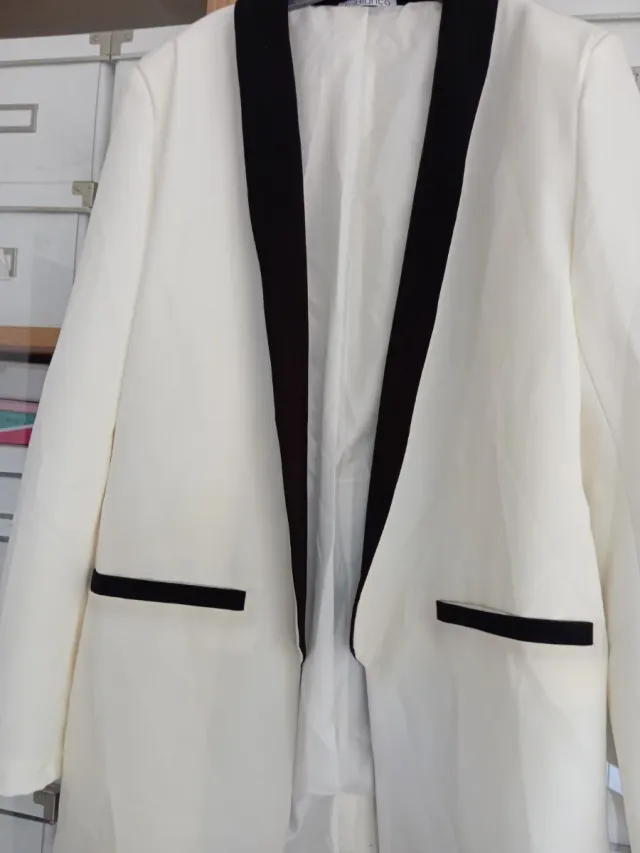 Chaqueta blazer blanca con ribete negro