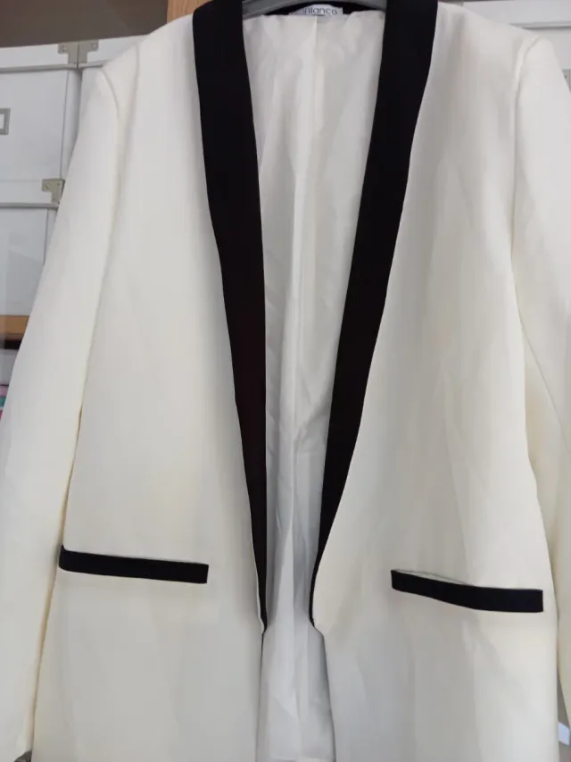 Chaqueta blazer blanca con ribete negro