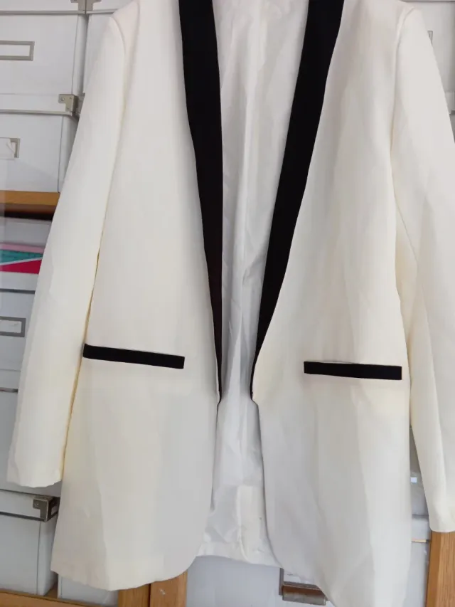 Chaqueta blazer blanca con ribete negro