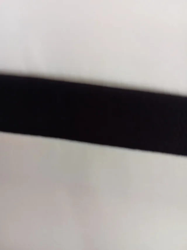 Chaqueta blazer blanca con ribete negro