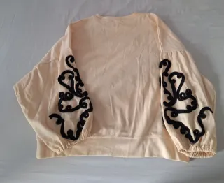 Sudadera Zara Beige con Bordado Negro