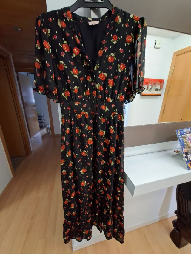 Vestido largo floral negro y rojo. Apertura delant
