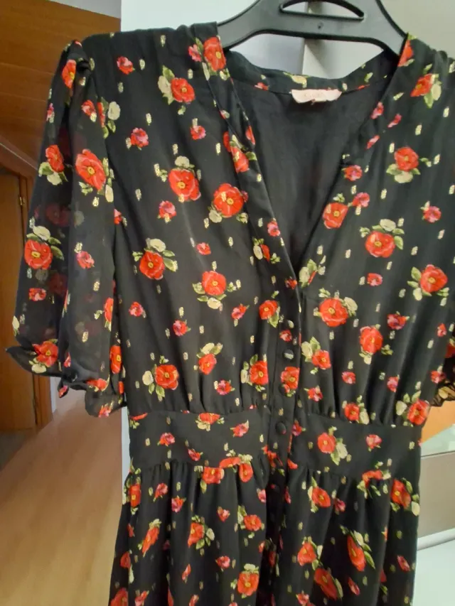 Vestido largo floral negro y rojo. Apertura delant