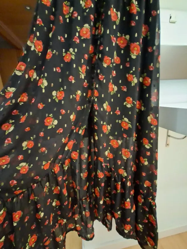 Vestido largo floral negro y rojo. Apertura delant