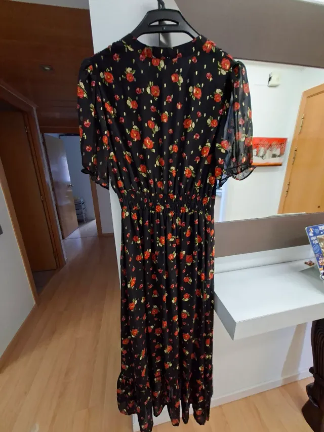 Vestido largo floral negro y rojo. Apertura delant