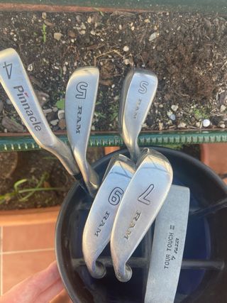 Set de palos de golf RAM con bolsa y pelotas