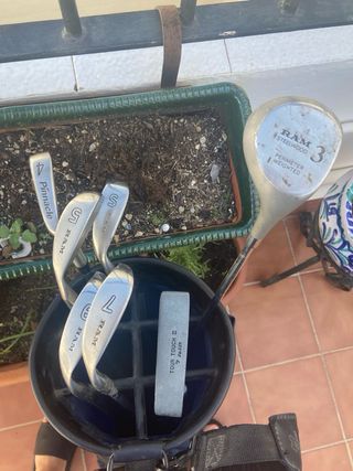 Set de palos de golf RAM con bolsa y pelotas