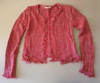 Chaqueta tejida roja con flecos