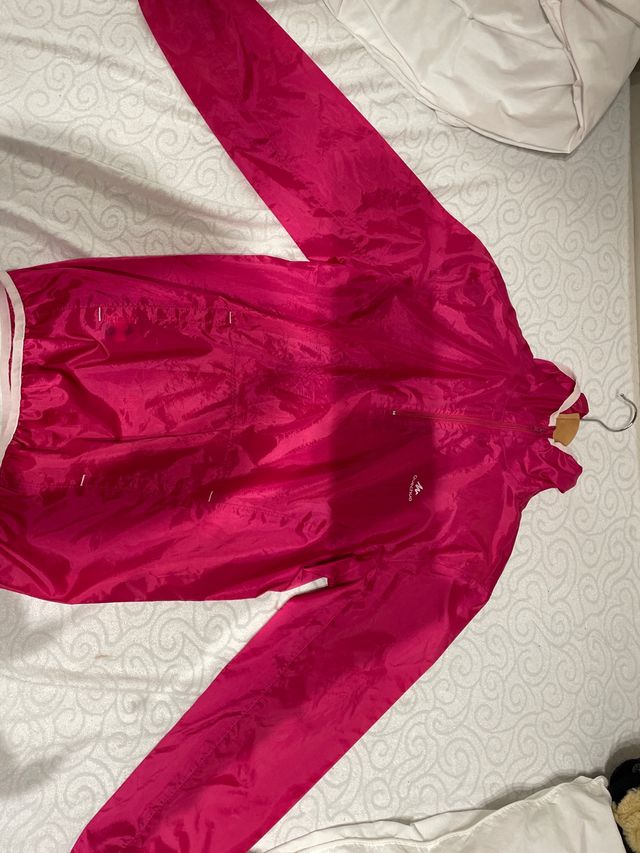 Chubasquero rosa con capucha