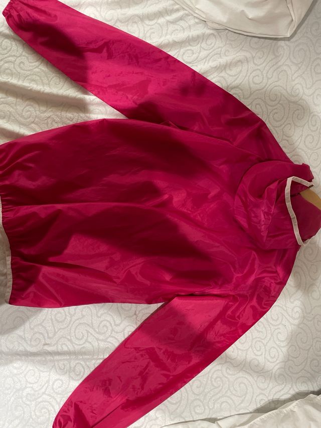 Chubasquero rosa con capucha