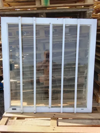 Ventana de aluminio con reja