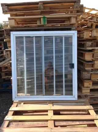 Ventana de aluminio con reja