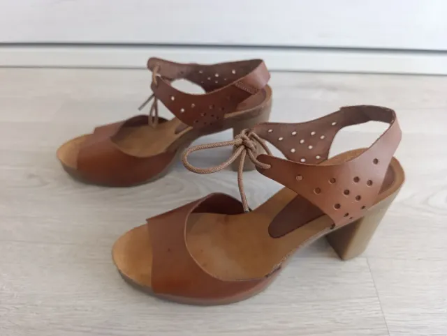 Sandalias de cuero marrón mujer.