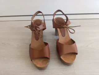 Sandalias de cuero marrón mujer.