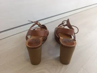 Sandalias de cuero marrón mujer.