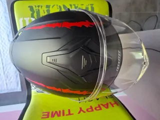 Casco integral moto negro con detalles rojos