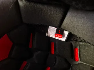 Casco integral moto negro con detalles rojos