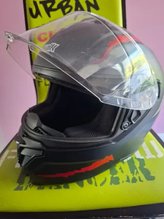 Casco integral moto negro con detalles rojos
