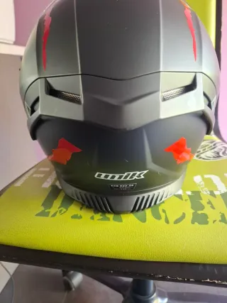 Casco integral moto negro con detalles rojos