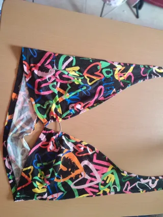 Top con estampado graffiti