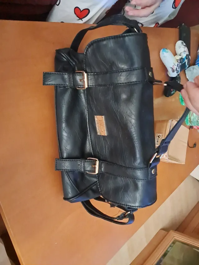 Bolso negro con hebillas doradas