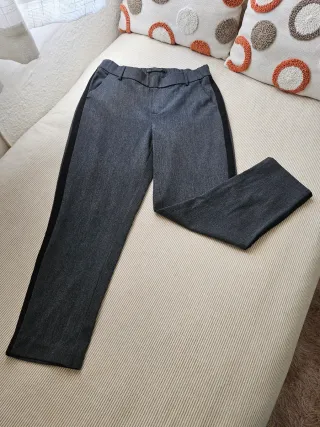 Pantalón Zara gris con ribete negro