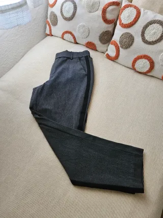 Pantalón Zara gris con ribete negro