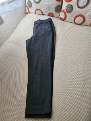 Pantalón Zara gris con ribete negro