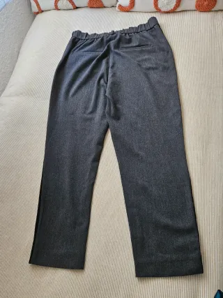 Pantalón Zara gris con ribete negro
