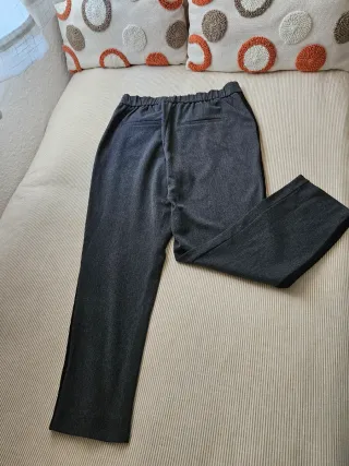 Pantalón Zara gris con ribete negro