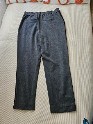 Pantalón Zara gris con ribete negro
