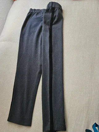 Pantalón Zara gris con ribete negro