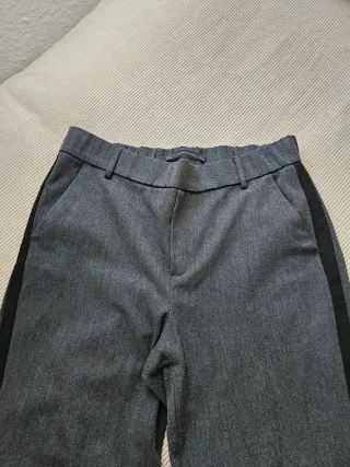 Pantalón Zara gris con ribete negro