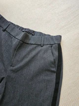 Pantalón Zara gris con ribete negro
