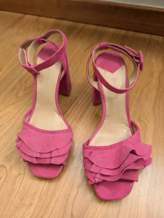 Sandalias tacón cuadrado con volantes. Color fucsi