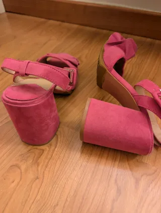 Sandalias tacón cuadrado con volantes. Color fucsi