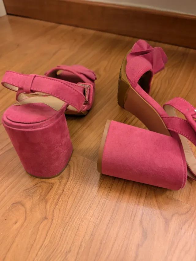 Sandalias tacón cuadrado con volantes. Color fucsi