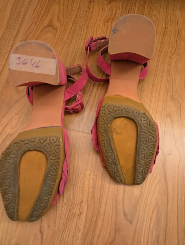 Sandalias tacón cuadrado con volantes. Color fucsi