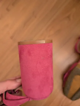 Sandalias tacón cuadrado con volantes. Color fucsi